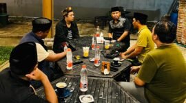 Pengurus Lakpesdam PCNU Sumenep diskusi santai bersama Anggota DPRD Jatim, Buya Aliyadi Mustofa di KW Kafe Sumenep. (DOK. KLIMADURA)