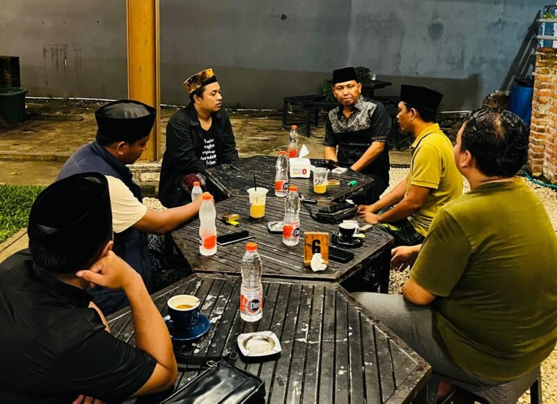 Pengurus Lakpesdam PCNU Sumenep diskusi santai bersama Anggota DPRD Jatim, Buya Aliyadi Mustofa di KW Kafe Sumenep. (DOK. KLIMADURA)