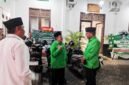 Ketua DPC PKB Sumenep KH. Imam Hasyim (tengah) berbincang dengan Anggota DPRD Jatim Buya Aliyadi Mustofa dan Ketua DPD PAN Sumenep, Faisal Muhlis (baju putih) sebelum Muscab dimulai. (PRENGKI WIRANANDA / KLIKMADURA)