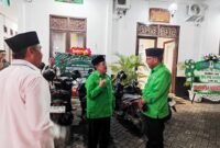 Ketua DPC PKB Sumenep KH. Imam Hasyim (tengah) berbincang dengan Anggota DPRD Jatim Buya Aliyadi Mustofa dan Ketua DPD PAN Sumenep, Faisal Muhlis (baju putih) sebelum Muscab dimulai. (PRENGKI WIRANANDA / KLIKMADURA)