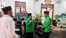 Ketua DPC PKB Sumenep KH. Imam Hasyim (tengah) berbincang dengan Anggota DPRD Jatim Buya Aliyadi Mustofa dan Ketua DPD PAN Sumenep, Faisal Muhlis (baju putih) sebelum Muscab dimulai. (PRENGKI WIRANANDA / KLIKMADURA)