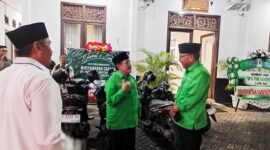 Ketua DPC PKB Sumenep KH. Imam Hasyim (tengah) berbincang dengan Anggota DPRD Jatim Buya Aliyadi Mustofa dan Ketua DPD PAN Sumenep, Faisal Muhlis (baju putih) sebelum Muscab dimulai. (PRENGKI WIRANANDA / KLIKMADURA)
