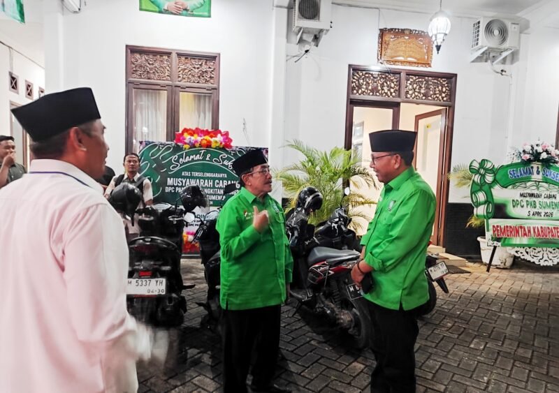 Ketua DPC PKB Sumenep KH. Imam Hasyim (tengah) berbincang dengan Anggota DPRD Jatim Buya Aliyadi Mustofa dan Ketua DPD PAN Sumenep, Faisal Muhlis (baju putih) sebelum Muscab dimulai. (PRENGKI WIRANANDA / KLIKMADURA)