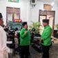 Ketua DPC PKB Sumenep KH. Imam Hasyim (tengah) berbincang dengan Anggota DPRD Jatim Buya Aliyadi Mustofa dan Ketua DPD PAN Sumenep, Faisal Muhlis (baju putih) sebelum Muscab dimulai. (PRENGKI WIRANANDA / KLIKMADURA)