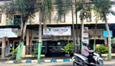 Pengendara melintas di depan Puskesmas Teja, Pamekasan. (MOH. IQBALUL KHAVEI MZ / KLIKMADURA)