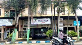 Pengendara melintas di depan Puskesmas Teja, Pamekasan. (MOH. IQBALUL KHAVEI MZ / KLIKMADURA)