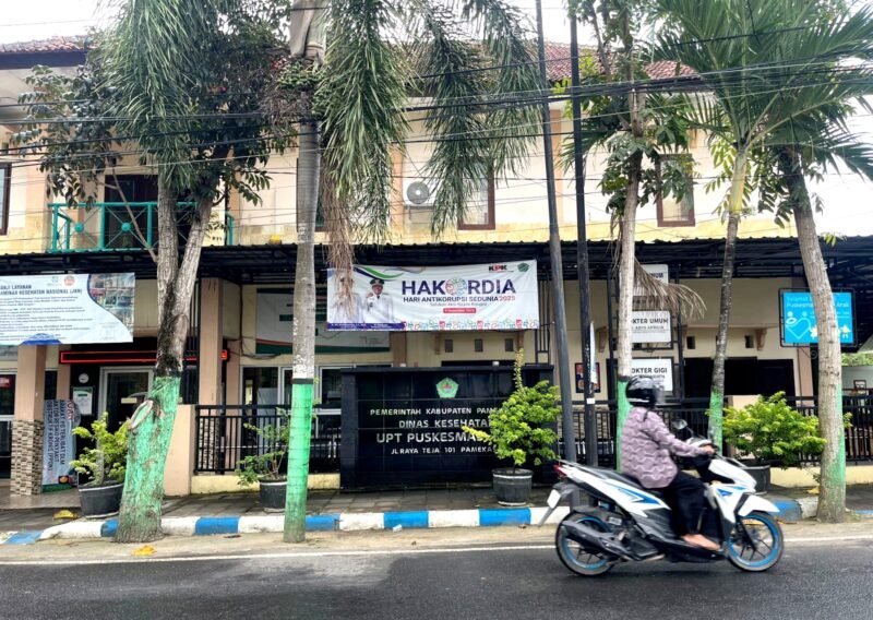 Pengendara melintas di depan Puskesmas Teja, Pamekasan. (MOH. IQBALUL KHAVEI MZ / KLIKMADURA)