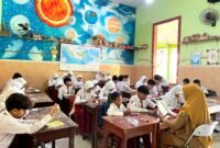 Siswa-siswi SDN Bugih III mengikuti kegiatan pembelajaran dengan penuh antusias. (LAILIYATUN NURIYAH / KLIKMADURA)