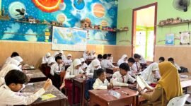 Siswa-siswi SDN Bugih III mengikuti kegiatan pembelajaran dengan penuh antusias. (LAILIYATUN NURIYAH / KLIKMADURA)