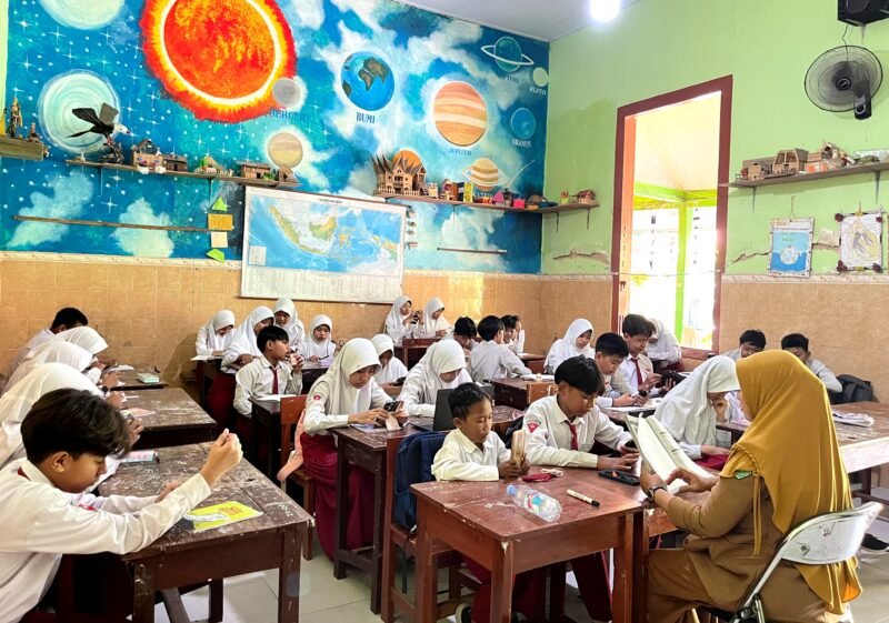 Siswa-siswi SDN Bugih III mengikuti kegiatan pembelajaran dengan penuh antusias. (LAILIYATUN NURIYAH / KLIKMADURA)