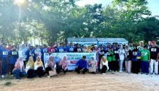 Puluhan CJH foto bersama usai dilakukan pengukuran kebugaran oleh UPT Puskesmas Pademawu. (ISTIMEWA)