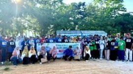 Puluhan CJH foto bersama usai dilakukan pengukuran kebugaran oleh UPT Puskesmas Pademawu. (ISTIMEWA)