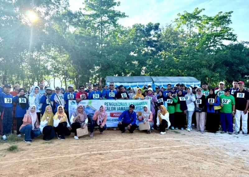 Puluhan CJH foto bersama usai dilakukan pengukuran kebugaran oleh UPT Puskesmas Pademawu. (ISTIMEWA)