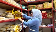 Pedagang di Pasar Kolpajung menata minyak di salah satu kios. (LAILIYATUN NURIYAH / KLIKMADURA)