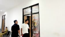 Lutiadi, korban penipuan saat hendak melapor ke Mapolres Pamekasan. (ISTIMEWA)