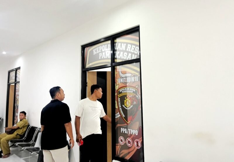 Lutiadi, korban penipuan saat hendak melapor ke Mapolres Pamekasan. (ISTIMEWA)