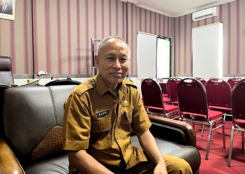 Kepala Disdikbud Pamekasan Basri Yulianto saat ditemui di ruang kerjanya. (LAILIYATUN NURIYAH/KLIK MADURA).