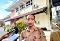 Kepala Dinas Kesehatan (Dinkes) Pamekasan, dr. Saifuddin saat diwawancara sejumlah awak media. (MOH. IQBALUL KHAVEI MZ / KLIKMADURA)