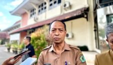Kepala Dinas Kesehatan (Dinkes) Pamekasan, dr. Saifuddin saat diwawancara sejumlah awak media. (MOH. IQBALUL KHAVEI MZ / KLIKMADURA)