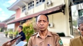 Kepala Dinas Kesehatan (Dinkes) Pamekasan, dr. Saifuddin saat diwawancara sejumlah awak media. (MOH. IQBALUL KHAVEI MZ / KLIKMADURA)