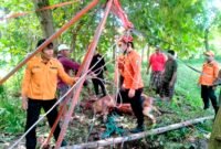 Sejumlah tim BPBD saat mengevakuasi sapi yang tercebur ke dalam sumur di Sampang. (ABDURRAHMAN WAHID / KLIKMADURA)