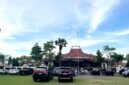 Puluhan mobil dinas milik pejabat Pemkab Pamekasan terparkir di halaman Mandhapa Agung Ronggosukowati saat ada rapat tertutup bersama KPK. (MOH. IQBALUL KHAVEI MZ / KLIKMADURA)