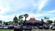 Puluhan mobil dinas milik pejabat Pemkab Pamekasan terparkir di halaman Mandhapa Agung Ronggosukowati saat ada rapat tertutup bersama KPK. (MOH. IQBALUL KHAVEI MZ / KLIKMADURA)