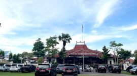 Puluhan mobil dinas milik pejabat Pemkab Pamekasan terparkir di halaman Mandhapa Agung Ronggosukowati saat ada rapat tertutup bersama KPK. (MOH. IQBALUL KHAVEI MZ / KLIKMADURA)