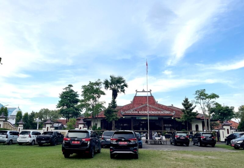 Puluhan mobil dinas milik pejabat Pemkab Pamekasan terparkir di halaman Mandhapa Agung Ronggosukowati saat ada rapat tertutup bersama KPK. (MOH. IQBALUL KHAVEI MZ / KLIKMADURA)