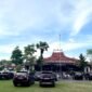 Puluhan mobil dinas milik pejabat Pemkab Pamekasan terparkir di halaman Mandhapa Agung Ronggosukowati saat ada rapat tertutup bersama KPK. (MOH. IQBALUL KHAVEI MZ / KLIKMADURA)