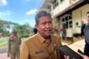 Sekretaris Daerah (Sekda) Pamekasan, Taufikurrahman saat diwawancara sejumlah awak media. (MOH. IQBALUL KHAVEI MZ / KLIKMADURA)