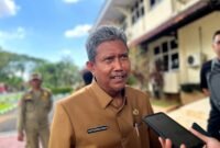 Sekretaris Daerah (Sekda) Pamekasan, Taufikurrahman saat diwawancara sejumlah awak media. (MOH. IQBALUL KHAVEI MZ / KLIKMADURA)