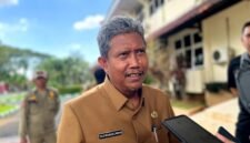 Sekretaris Daerah (Sekda) Pamekasan, Taufikurrahman saat diwawancara sejumlah awak media. (MOH. IQBALUL KHAVEI MZ / KLIKMADURA)