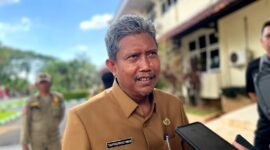 Sekretaris Daerah (Sekda) Pamekasan, Taufikurrahman saat diwawancara sejumlah awak media. (MOH. IQBALUL KHAVEI MZ / KLIKMADURA)