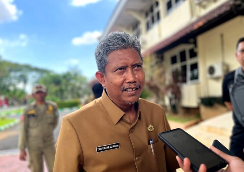 Sekretaris Daerah (Sekda) Pamekasan, Taufikurrahman saat diwawancara sejumlah awak media. (MOH. IQBALUL KHAVEI MZ / KLIKMADURA)