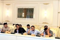 Anggota Komisi IV DPRD Pamekasan Mohammad Saedy Romli (pegang mik) menyampaikan komitmennya mengawal program MBG pada saat menghadiri audiensi bersama Forum LSM Pamekasan. (LAILIYATUN NURIYAH / KLIKMADURA)