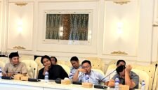 Anggota Komisi IV DPRD Pamekasan Mohammad Saedy Romli (pegang mik) menyampaikan komitmennya mengawal program MBG pada saat menghadiri audiensi bersama Forum LSM Pamekasan. (LAILIYATUN NURIYAH / KLIKMADURA)