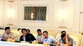 Anggota Komisi IV DPRD Pamekasan Mohammad Saedy Romli (pegang mik) menyampaikan komitmennya mengawal program MBG pada saat menghadiri audiensi bersama Forum LSM Pamekasan. (LAILIYATUN NURIYAH / KLIKMADURA)