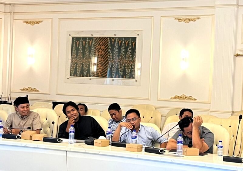 Anggota Komisi IV DPRD Pamekasan Mohammad Saedy Romli (pegang mik) menyampaikan komitmennya mengawal program MBG pada saat menghadiri audiensi bersama Forum LSM Pamekasan. (LAILIYATUN NURIYAH / KLIKMADURA)