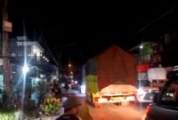 Jalan nasional tepatnya di Kecamatan Camplong macet akibat adanya iring-iringan rombongan manten. (ABDURRAHMAN WAHID / KLIKMADURA)