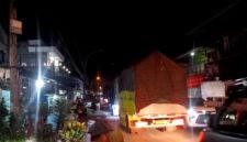 Jalan nasional tepatnya di Kecamatan Camplong macet akibat adanya iring-iringan rombongan manten. (ABDURRAHMAN WAHID / KLIKMADURA)