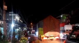 Jalan nasional tepatnya di Kecamatan Camplong macet akibat adanya iring-iringan rombongan manten. (ABDURRAHMAN WAHID / KLIKMADURA)