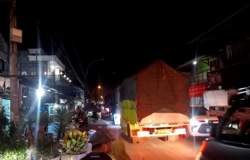 Jalan nasional tepatnya di Kecamatan Camplong macet akibat adanya iring-iringan rombongan manten. (ABDURRAHMAN WAHID / KLIKMADURA)