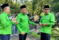 Buya Aliyadi Mustofa (kanan) bersama Anggota DPR RI, H. Syafiudin Asmoro serta Wabup Bangkalan, Akhmad Fauzan Jakfar sebelum memasuki ruang UKK di Universitas Negeri Malang. (KLIKMADURA)