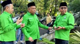 Buya Aliyadi Mustofa (kanan) bersama Anggota DPR RI, H. Syafiudin Asmoro serta Wabup Bangkalan, Akhmad Fauzan Jakfar sebelum memasuki ruang UKK di Universitas Negeri Malang. (KLIKMADURA)