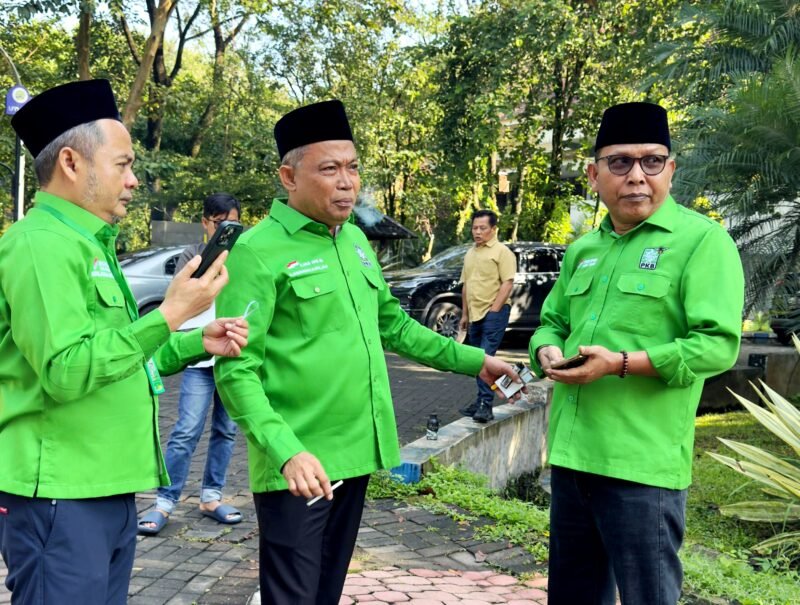 Buya Aliyadi Mustofa (kanan) bersama Anggota DPR RI, H. Syafiudin Asmoro serta Wabup Bangkalan, Akhmad Fauzan Jakfar sebelum memasuki ruang UKK di Universitas Negeri Malang. (KLIKMADURA)
