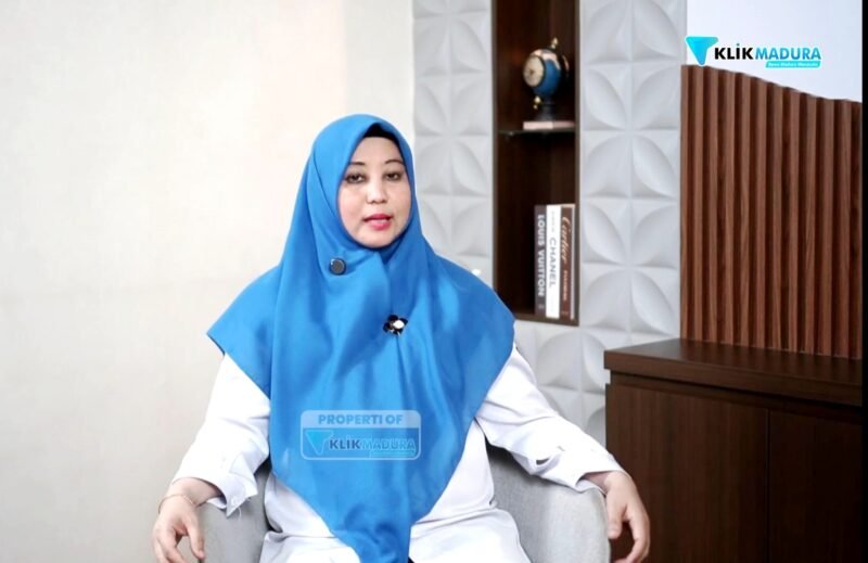 Kepala BPJS Kesehatan Cabang Pamekasan, dr. Galih Anjungsari saat podcast di Kantor Redaksi Klik Madura.