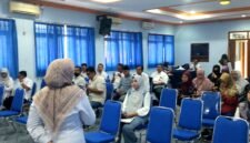 Para dosen Unira penerima dana hibah penelitian saat mengikuti kegiatan. (ISTIMEWA)