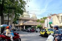 Pengendara melintas di depan RS Larasati Pamekasan. (MOH. IQBALUL KHAVEI MZ / KLIKMADURA)