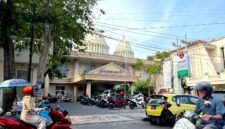 Pengendara melintas di depan RS Larasati Pamekasan. (MOH. IQBALUL KHAVEI MZ / KLIKMADURA)